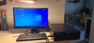 Torre PC con Monitor, Teclado y Cables