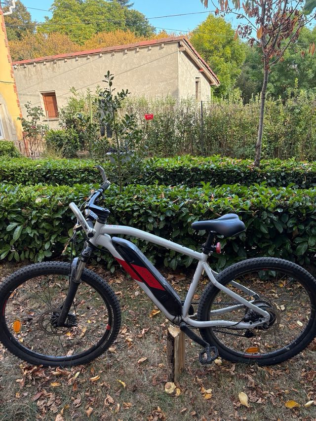 Bicicletta MTB elettrica Rockrider a basso consumo