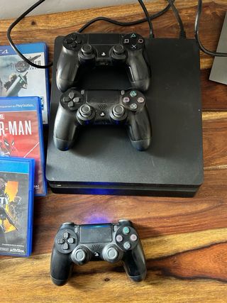 PS4 Slim 1TB con 3 mandos, 6 juegos y monitor.