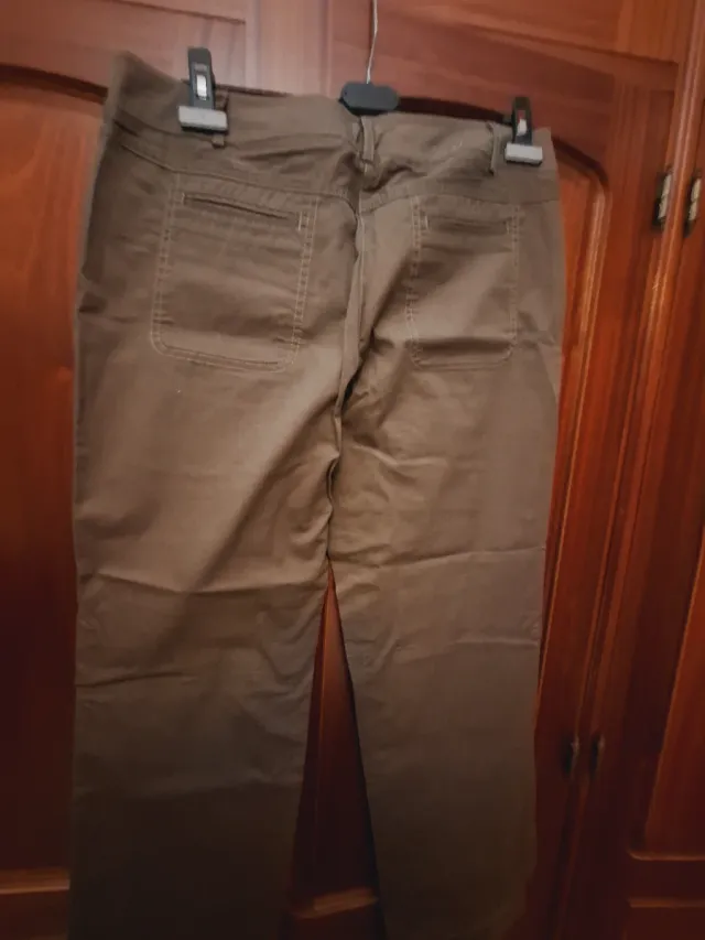 Pantalón marrón con etiqueta