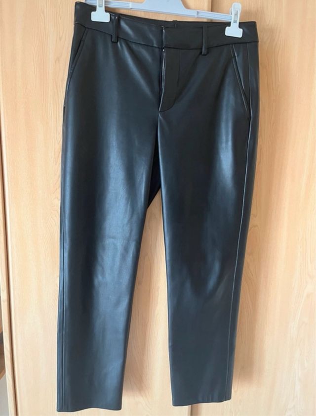 Pantalón de cuero negro