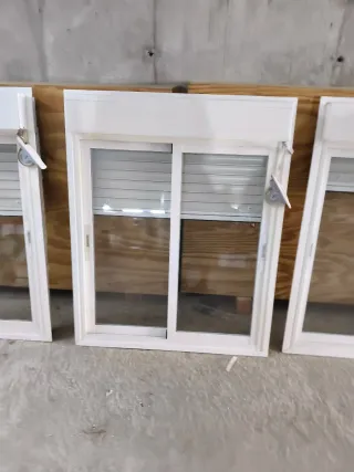 Ventana aluminio con persiana enrollable