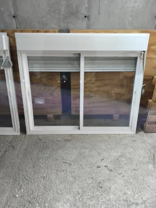 Ventana aluminio con persiana enrollable