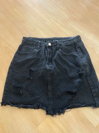 Falda vaquera negra desgastada