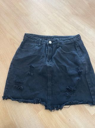 Falda vaquera negra desgastada