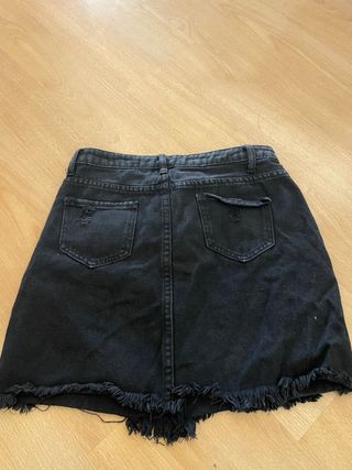 Falda vaquera negra desgastada