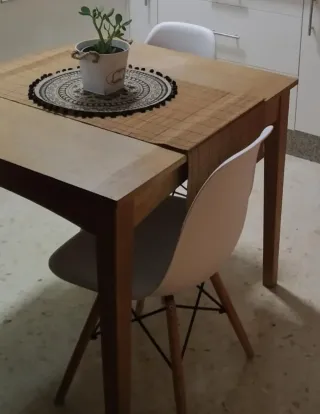 Mesa de cocina madera,usada pero en buen estado.