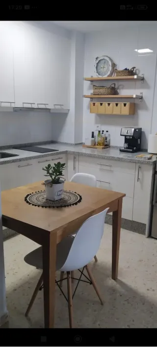 Mesa de cocina madera,usada pero en buen estado.