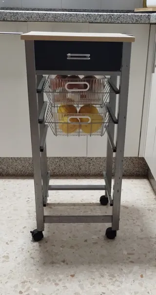 Mesa de cocina madera,usada pero en buen estado.