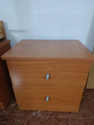 Camas, mesita de noche y sillas