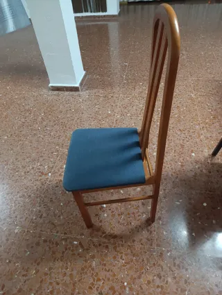 Camas, mesita de noche y sillas