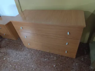 Camas, mesita de noche y sillas