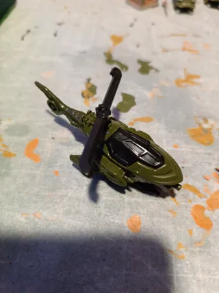 Helicóptero de combate Hot Wheels