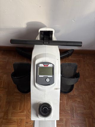 Máquina de remo BH blanca y gris