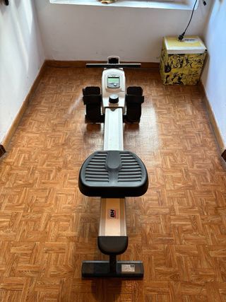 Máquina de remo BH blanca y gris