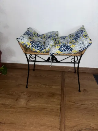 Banqueta metal y mimbre con cojín