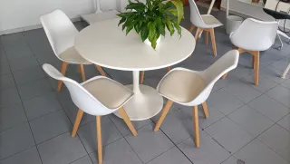 Sillas Nórdicas Blancas y Beige