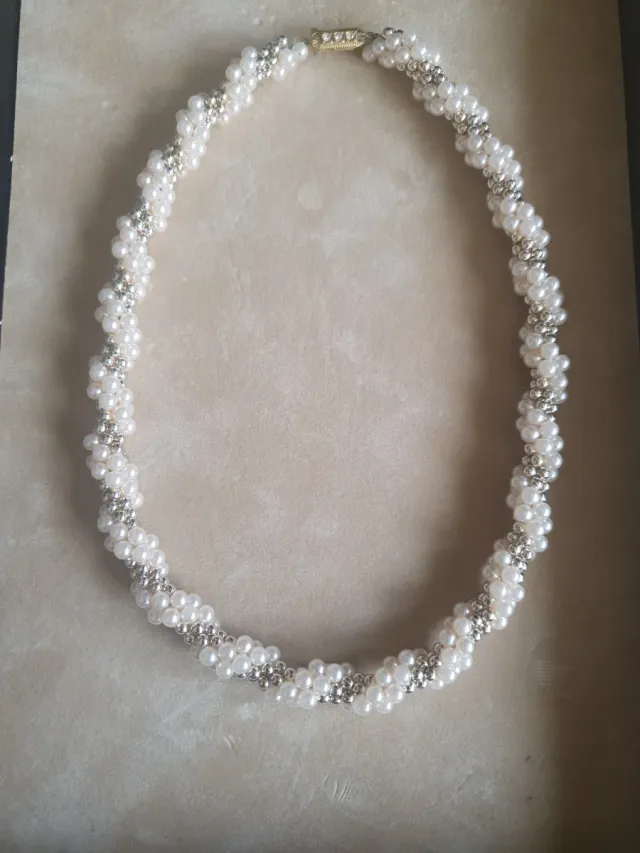 Collar de perlas y detalles dorados