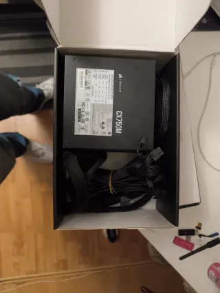 Corsair CX750M Semi-Modular Fuente de Alimentación