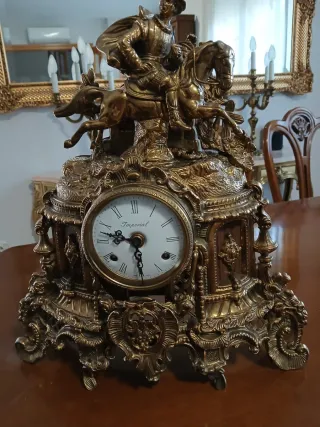Reloj de sobremesa antiguo con figura ecuestre