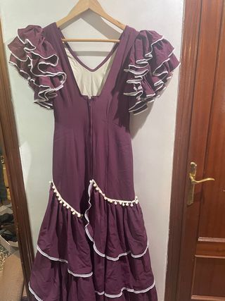 Vestido de sevillana morado con volantes