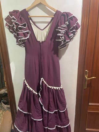 Vestido de sevillana morado con volantes