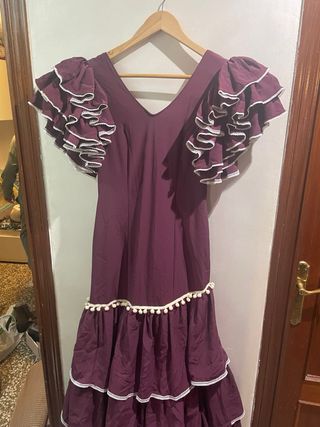 Vestido de sevillana morado con volantes