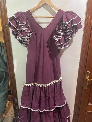 Vestido de sevillana morado con volantes