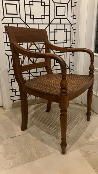 Sillón de madera de teka con asiento de rejilla