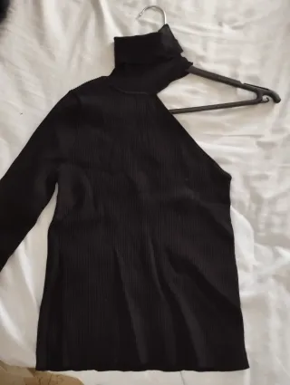 Camiseta Zara cuello alto asimétrica