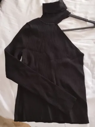 Camiseta Zara cuello alto asimétrica