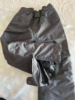Pantalón de esquí gris.