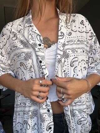 Camisa corta con estampado bandana