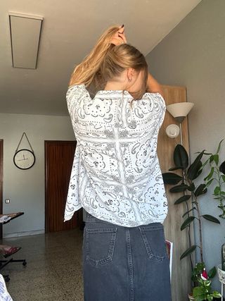 Camisa corta con estampado bandana