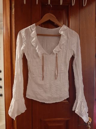 Blusa blanca: VINTAGE, con volantes !!!