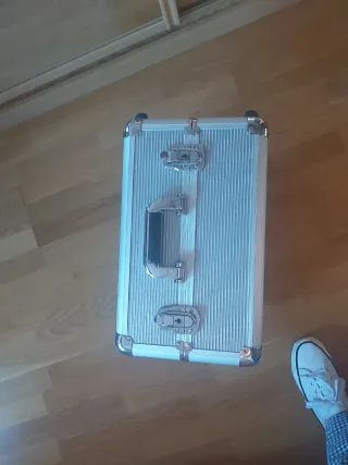 Maletín de maquillaje plateado con carro