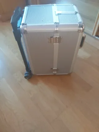 Maletín de maquillaje plateado con carro