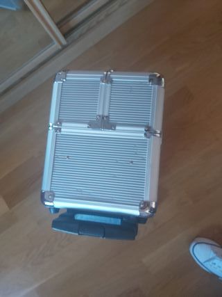 Maletín de maquillaje plateado con carro