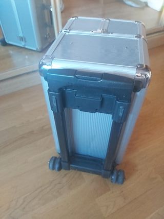 Maletín de maquillaje plateado con carro