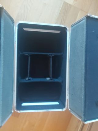 Maletín de maquillaje plateado con carro