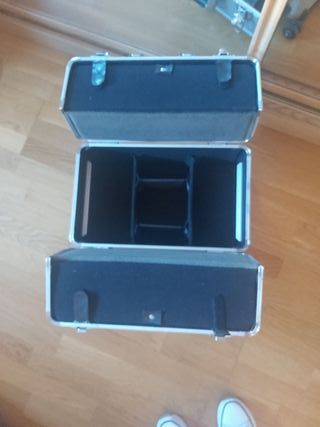 Maletín de maquillaje plateado con carro