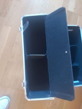 Maletín de maquillaje plateado con carro