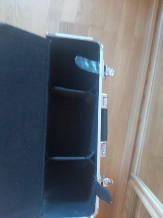 Maletín de maquillaje plateado con carro