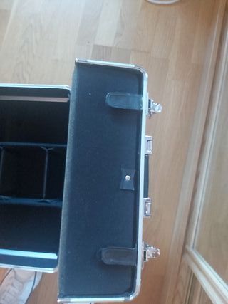 Maletín de maquillaje plateado con carro