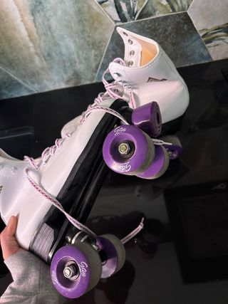Patines 4 Ruedas Blancos con Cordones Morados