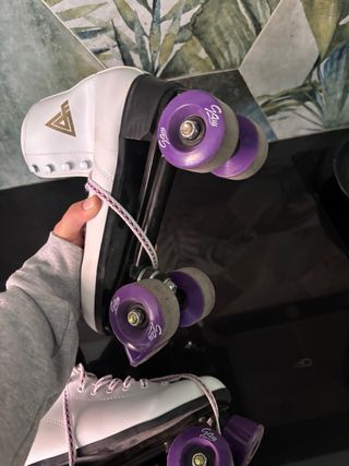 Patines 4 Ruedas Blancos con Cordones Morados