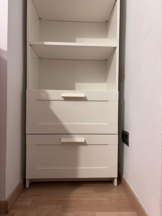 Mueble blanco con cajones