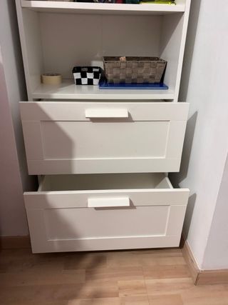 Mueble blanco con cajones