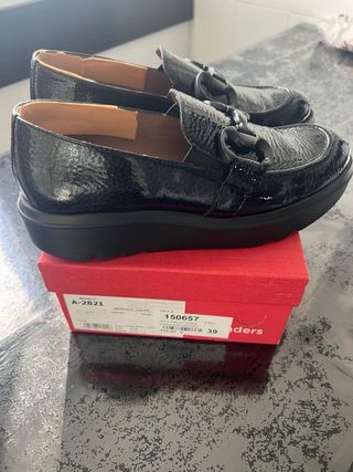 Zapatos Wonders negros charol