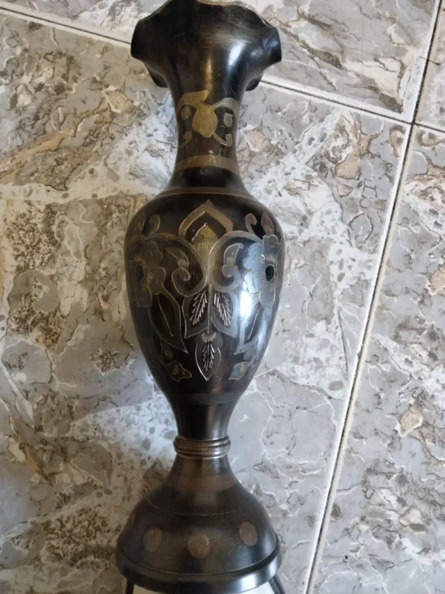 Vaso in metallo dorato nero